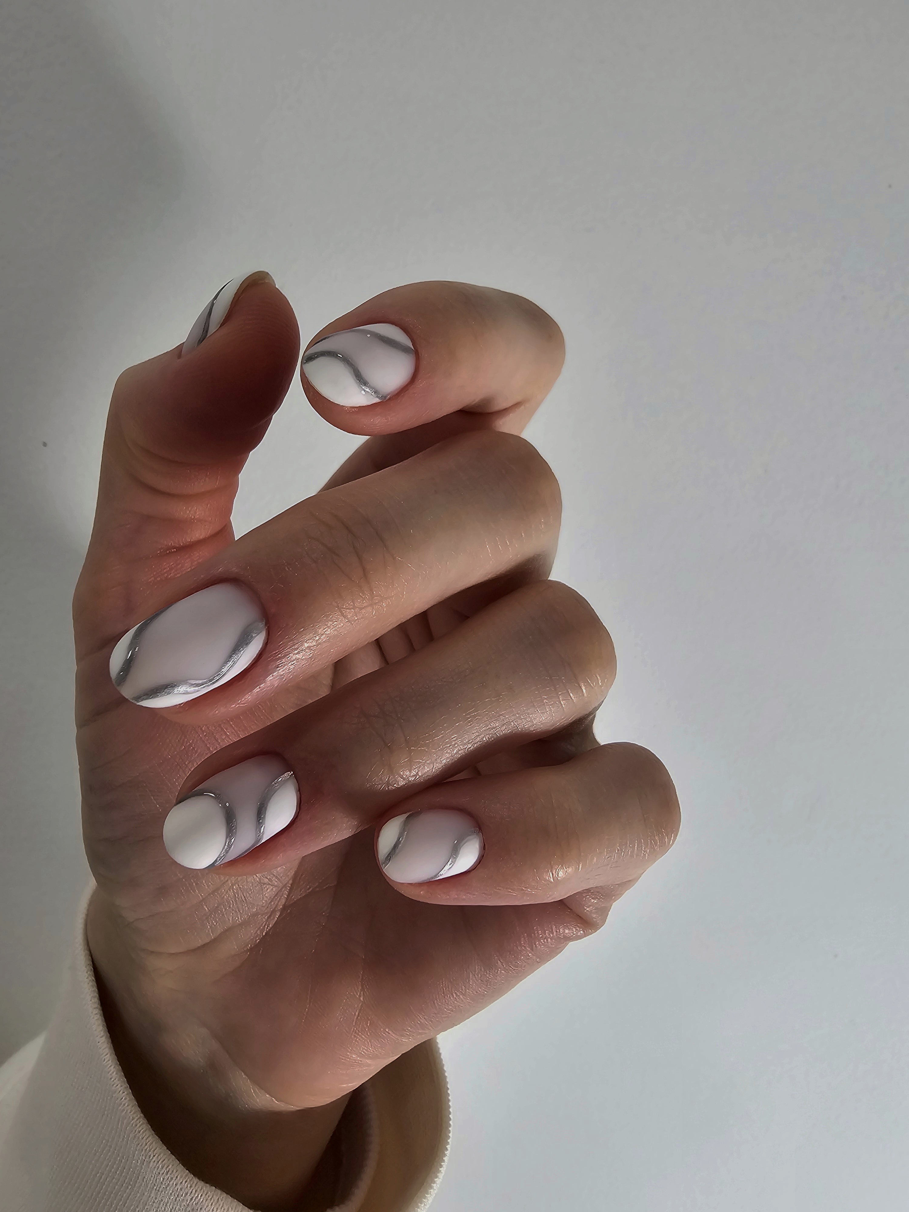 Manikiūras su ilgalaikiu lakavimu